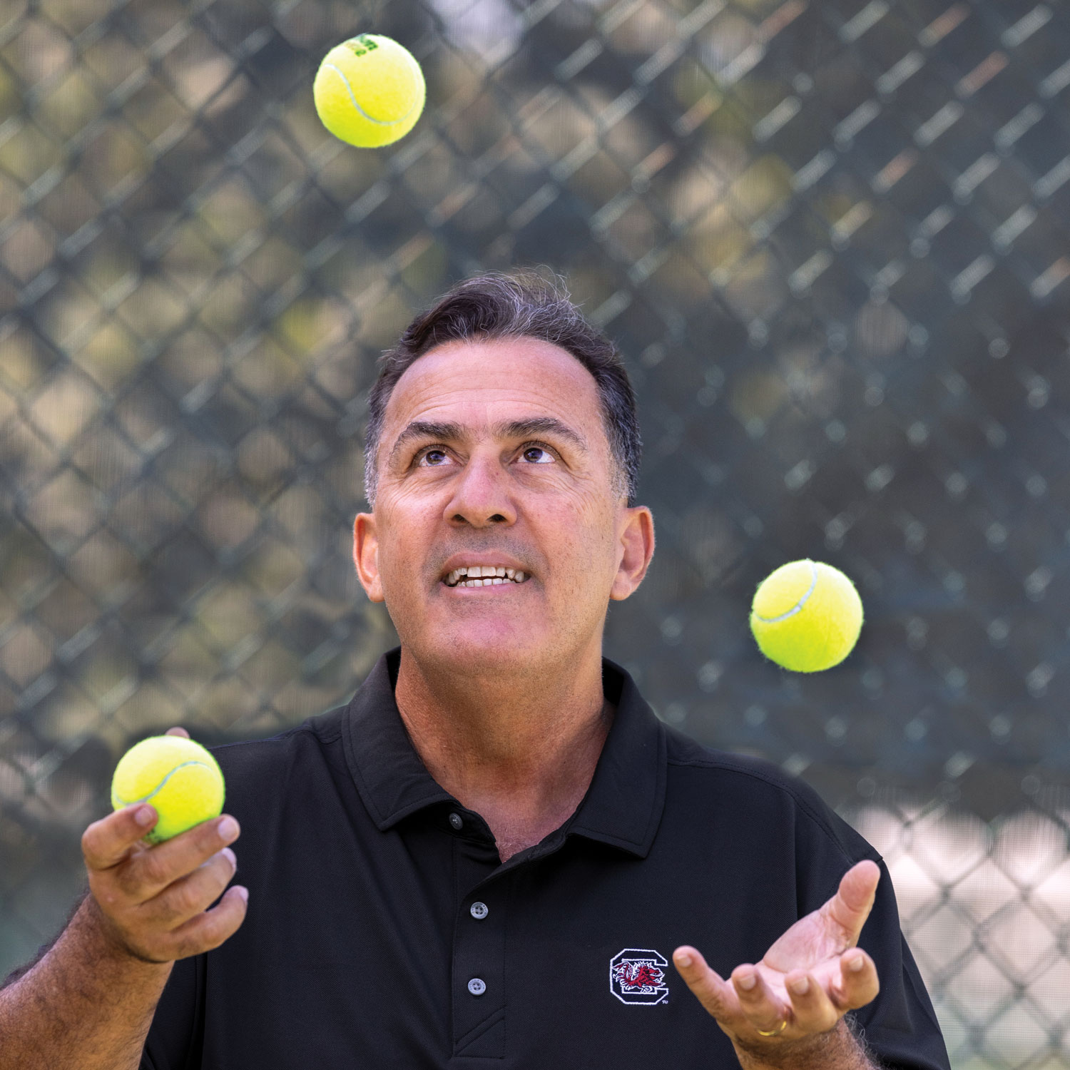 Ricardo Acioly juggling tennis balls.